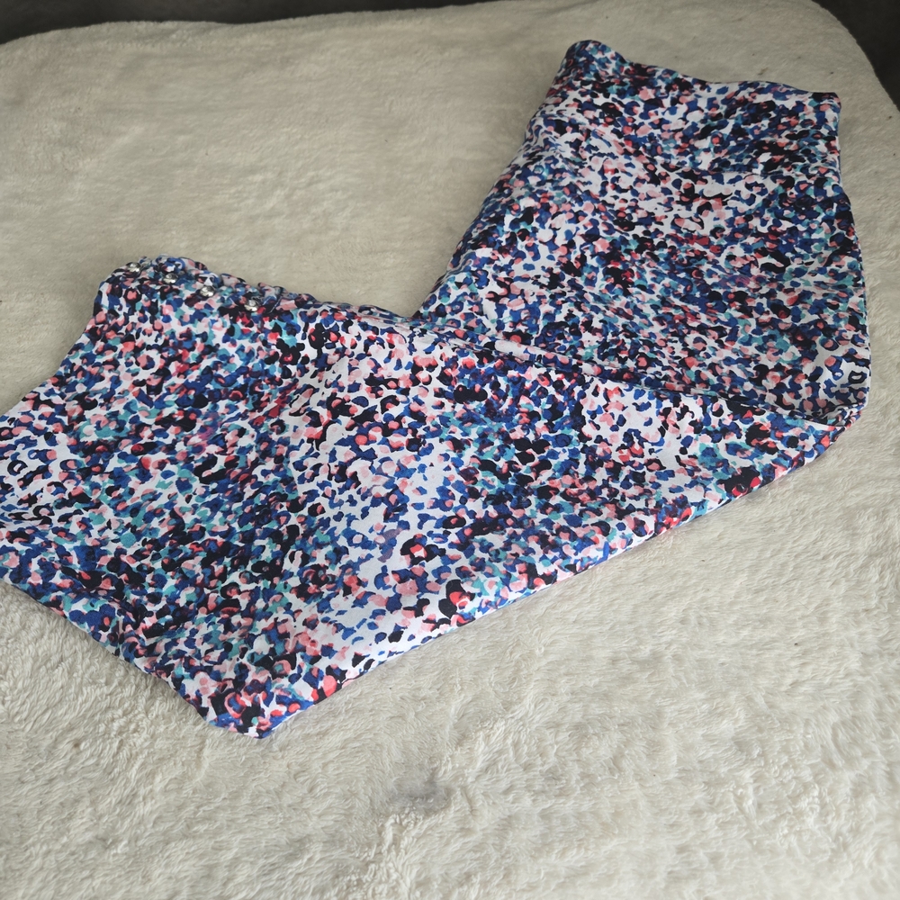 Attyre Women's Multicolor Printed Capris